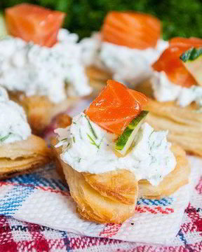 Слоеные сердечки с сырным кремом и форелью