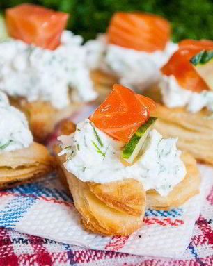 Слоеные сердечки с сырным кремом и форелью