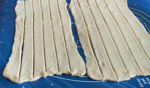трубочки из слоеного теста с кремом