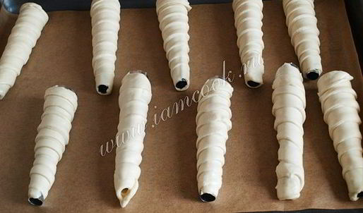 трубочки из слоеного теста с кремом