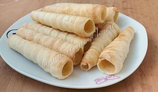 трубочки из слоеного теста с кремом