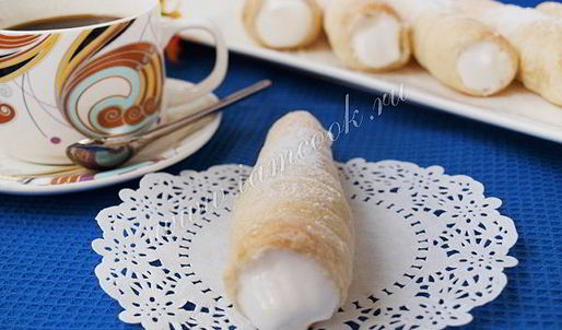 трубочки из слоеного теста с кремом