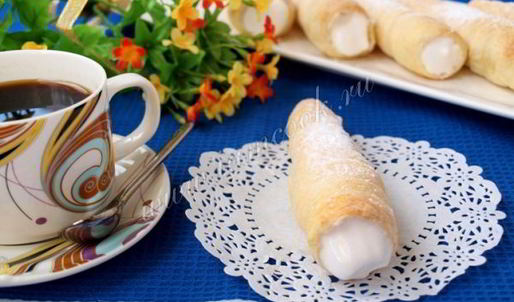 трубочки из слоеного теста с кремом