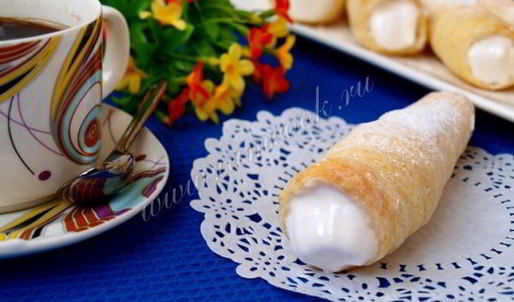 трубочки из слоеного теста с кремом