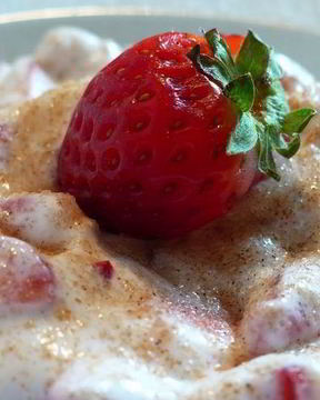 Творожный крем с клубникой и корицей