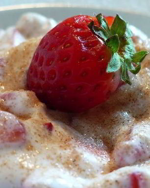 Творожный крем с клубникой и корицей