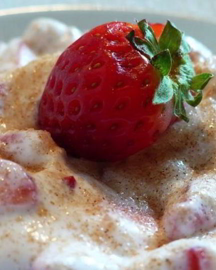 Рецепт творожного крема с клубникой и корицей