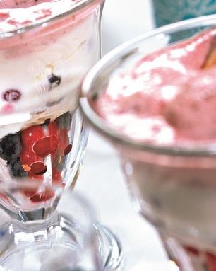 Ягоды с творожным кремом и йогуртовым соусом