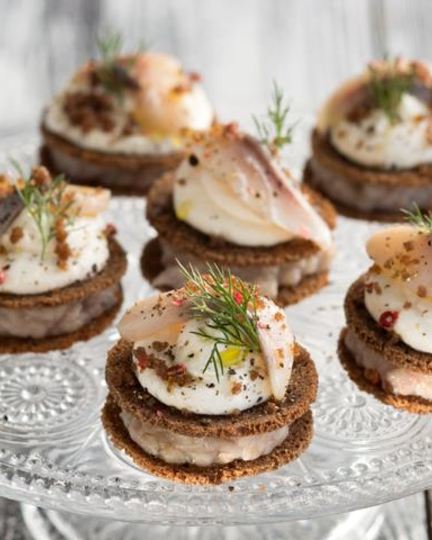 Рецепт закусочных шарлоток из бородинского хлеба, сельди и сметанного крема