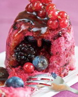 Летний хлебный пудинг с ягодами