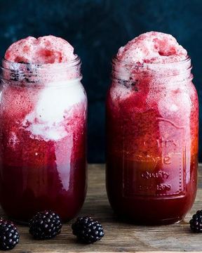 Безалкогольный коктейль Лаванда, эрл грей и ежевика с поплавком из мороженого