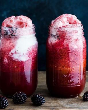 Безалкогольный коктейль Лаванда, эрл грей и ежевика с поплавком из мороженого