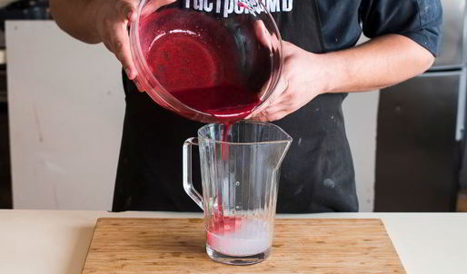 безалкогольный коктейль лаванда, эрл грей и ежевика с поплавком из мороженого