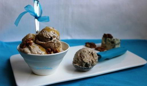 грушевое мороженое с голубым сыром и грецкими орехами