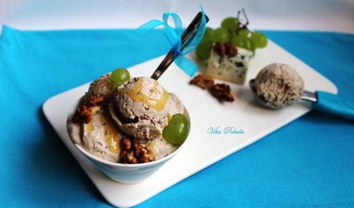 грушевое мороженое с голубым сыром и грецкими орехами