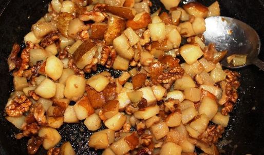 грушевое мороженое с голубым сыром и грецкими орехами