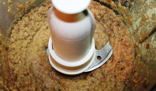 грушевое мороженое с голубым сыром и грецкими орехами