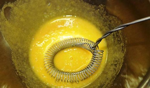 грушевое мороженое с голубым сыром и грецкими орехами