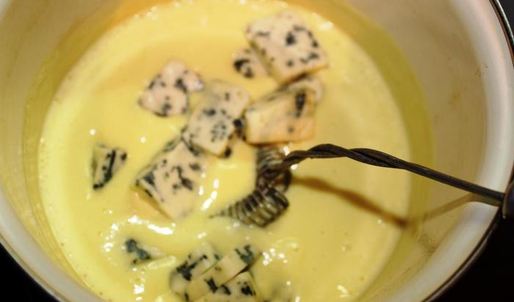 грушевое мороженое с голубым сыром и грецкими орехами