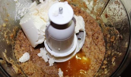 грушевое мороженое с голубым сыром и грецкими орехами