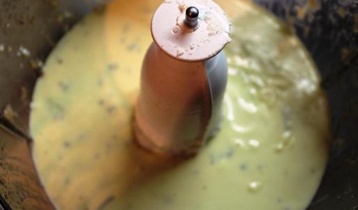 грушевое мороженое с голубым сыром и грецкими орехами