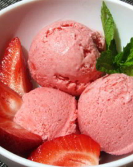 Рецепт клубничного мороженого с мятой