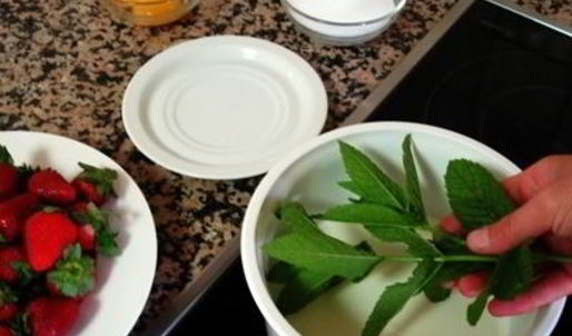 клубничное мороженое с мятой