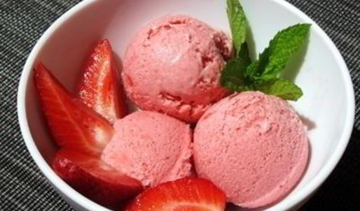 клубничное мороженое с мятой