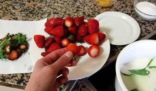 клубничное мороженое с мятой