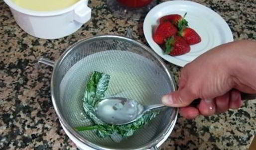 клубничное мороженое с мятой