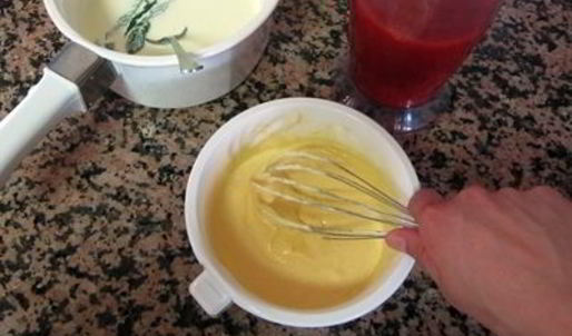 клубничное мороженое с мятой