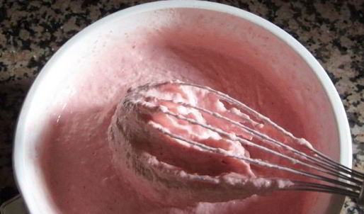 клубничное мороженое с мятой