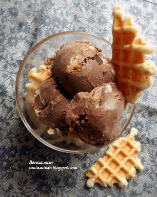 Кофейное мороженое с маскарпоне и вафлями