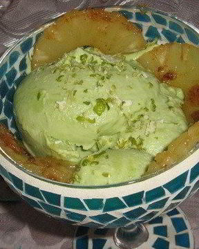 Мороженое из авокадо с жареным ананасом