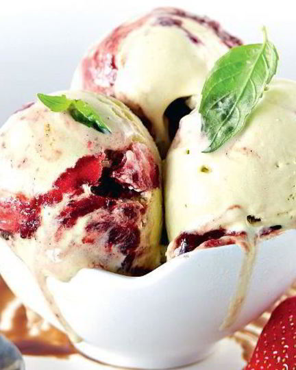 Рецепт мороженого из базилика с клубнично-бальзамиковым соусом