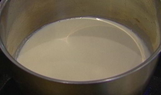 мороженое из козьего йогурта с ягодным соусом