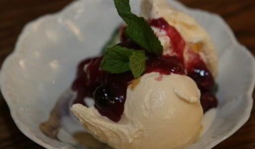 мороженое из козьего йогурта с ягодным соусом
