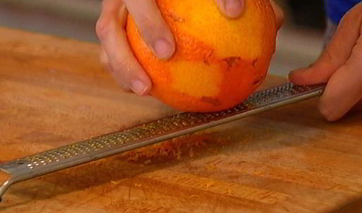 мороженое из козьего йогурта с ягодным соусом