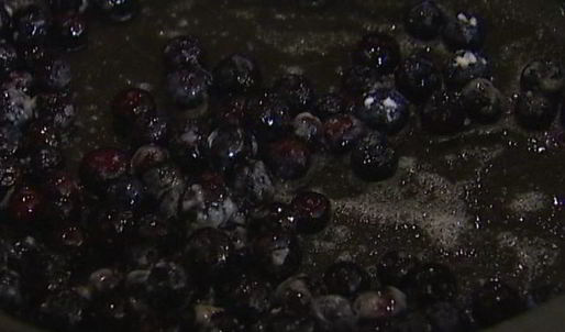 мороженое из козьего йогурта с ягодным соусом