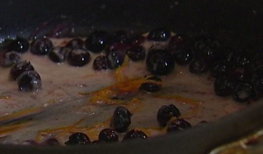 мороженое из козьего йогурта с ягодным соусом