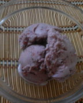 Мороженое с ежевикой