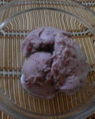 Мороженое с ежевикой