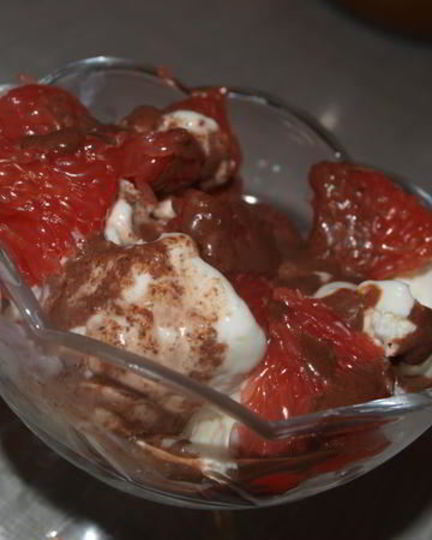 Рецепт мороженого с грейпфрутом и шоколадным соусом