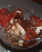 Мороженое с грейпфрутом и шоколадным соусом