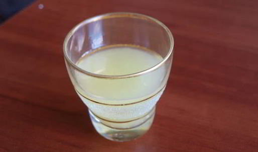 мороженое с грейпфрутом и шоколадным соусом