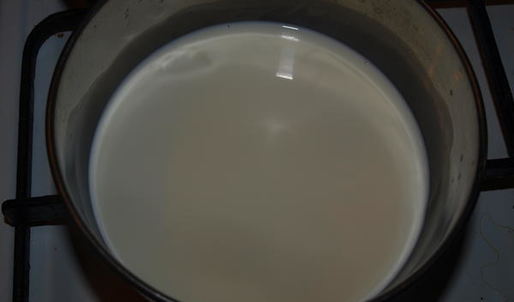 мороженое с грейпфрутом и шоколадным соусом