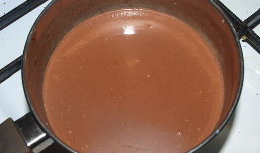 мороженое с грейпфрутом и шоколадным соусом