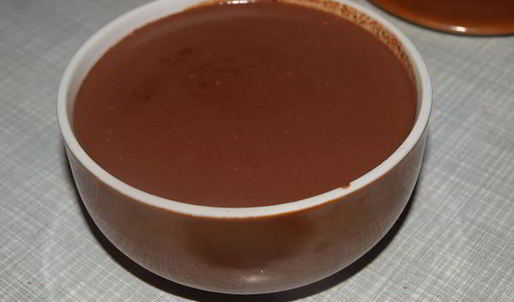 мороженое с грейпфрутом и шоколадным соусом