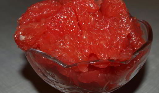 мороженое с грейпфрутом и шоколадным соусом