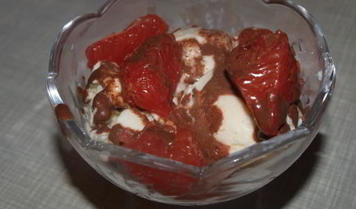 мороженое с грейпфрутом и шоколадным соусом